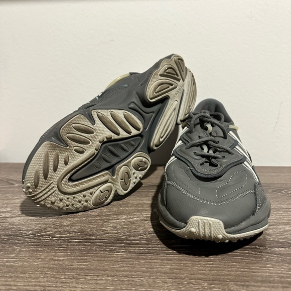 Adidas women’s shoes size 8 - Picture 6 of 7